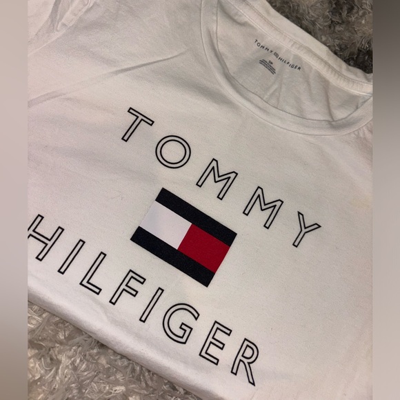 Tommy Hilfiger tee shirt in a women’s size small. - Picture 2 of 2